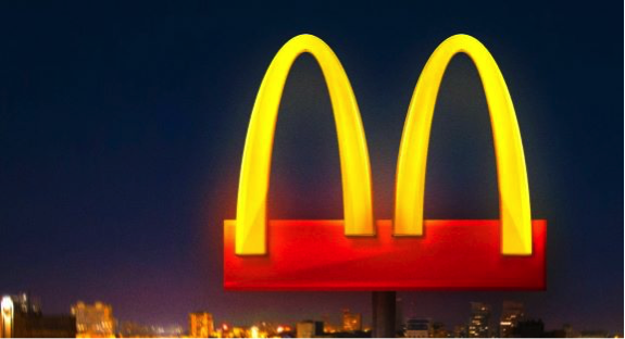 1-	Espaço no logo    McDonald’s muda logo em postagem nas redes sociais  Esta foi a primeira tendência real de publicidade trazida pela Covid-19. Uma série de marcas e criativos aderiram ao “distanciamento social” por meio de seus famosos logos para encorajar as pessoas a fazerem o mesmo. O publicitário esloveno Jure Tovrljan aplicou a ideia a ícones como o do Starbucks, Mastercard e outros. O McDonald’s foi uma das primeiras empresas a oficialmente aderir à tendência. No Brasil, a agência da companhia, a DPZ&T, separou seus arcos dourados em uma postagem nas redes sociais, que mais tarde foi apagada após receber críticas de nomes como o senador norte-americano Bernie Sanders, que questionou como a marca estaria tratando seus próprios funcionários. A Coca-Cola também acrescentou espaço entre as letras de seu logo no outdoor da Times Square. Outras companhias como Audi e Volkswagen entraram na onda.  Veredito: Inicialmente, esse foi um divertido exercício criativo que trouxe um pouco de leveza em tempos sombrios. Mas, quando as marcas se apropriam da tendência, são levadas para questões mais importantes sobre como estão contribuindo com os esforços de contenção da crise. Além disso, a ideia circulou muito rápido e todos os que fizeram depois pareciam estar copiando.   2- Comerciais com cenas criadas por usuários Com filmagens fora de cogitação, as marcas se voltaram para as redes sociais para encontrar cenas para suas campanhas, refletindo os tempos que estamos vivendo. O poético filme “Never Lost”, do Facebook, é um bom exemplo, com narração cuidadosamente escolhida dando proeminência ao fotojornalismo e ao conteúdo das redes sociais. A campanha da BBC narrada por Idris Elba segue uma linha parecida. O estilo ecoou no filme “Itália Resiliente”, da Barilla, que adicionou a narração da atriz Sophia Loren e a trilha emotiva de Vangelis. Enquanto isso, a Virgin Media também explorou as redes sociais para encontrar cenas animadoras de pessoas que se conectam durante o isolamento social.  Veredito: Perfeito para criar conteúdo remotamente e, com a edição, música e seleção de cenas certas, pode se tornar emocionante e animador de maneira apropriada. No entanto, já existem montagens demais. Em breve, as marcas terão dificuldade em se destacar a menos que encontrem uma maneira única de se conectar ao conteúdo.  3- Ressignificando conteúdo antigo Dar um novo sentido ao conteúdo que já existe nos arquivos pode funcionar bem durante a quarentena. A BBC conseguiu um bom resultado fazendo isso com seus anúncios de serviço público sobre o coronavírus, escolhendo cenas clássicas de comédias como “Alan Partridge” e “The Thick of It”, que resumem a situação atual. A Ikea também reformulou um comercial de 2017, que mostra pessoas aproveitando suas casas, em um filme que incentiva o público a se reconectar com seus espaços internos durante a pandemia. A McCann Espanha refez um comercial, que era originalmente da Acne, com texto diferente e uma mensagem totalmente nova.  Veredito: Com produção barata e alguns redatores inteligentes as possibilidades são infinitas. A mensagem da marca tem o potencial de realmente se sobressair, já que os consumidores podem já estar familiarizados com o conteúdo. A arte, no entanto, é a chave para dar um toque de novidade aos materiais antigos, para que o trabalho não pareça preguiçoso.  4- Filmagem solo Na semana passada, começaram a aparecer novas campanhas que foram filmadas sob regras de distanciamento social. Uma campanha sobre violência doméstica, da Women’s Aid , mostrando as ruas vazias de Londres para destacar que parceiros violentos estão em casa, foi filmada por vários criativos diferentes, inclusive com o próprio diretor saindo e filmando cenas sozinho. Enquanto isso, a Audi usou quatro carros diferentes para filmar uma viagem virtual de quatro horas pela Austrália, em uma ação desenvolvida para dar ao público um vislumbre do ar livre, dentro de seus estacionamentos. A Doner criou uma ode a Detroit, usando imagens das estradas vazias da cidade, filmadas pelo diretor.  Veredito: Uma maneira inventiva de cumprir com as regras. (Embora a filmagem de um anúncio constitua uma “jornada essencial”, não temos certeza.) Mas é um trabalho intenso e você precisará do equipamento certo.  5- Cenário virtual Com as videoconferências entrando para a rotina diária de muitas pessoas, as marcas tiveram que correr para criar seu próprio cenário virtual. Companhias de decoração como West Elm, Modsy and Farrow & Ball rapidamente entraram na onda e desenvolveram cenários virtuais para deixar a decoração do seu home office mais bonita nas videochamadas. Mas também é possível escolher opções como Jaguar Land Rover para aventuras off-road emocionantes ou os doces cenários de rosquinha da Dunkin.  Veredito: Uma aposta rápida e divertida para as marcas, mas parece um pouco com o visual dos ringtones — de quantos nós realmente precisamos.  6- Faça o download e imprima Quando você está entediado do confinamento e o que você realmente precisa é de criatividade, você pode imprimir e, de preferência, colorir. A Ikea fez isso com seu catálogo em uma campanha de Israel, para a qual alguns criativos de Chicago criaram um livro infantil para colorir gratuito e disponível para download, baseado no A a Z do coronavírus. A Adobe chamou vários artistas para criar alguns designs para baixar e imprimir. Já a Wieden + Kennedy disponibilizou para download sua campanha de segurança de “Fique em casa”, criada para o estado do Oregon, convidando o público a baixar e colocar nas janelas de suas casas.  Veredito: Dá aos consumidores que estão entediados em casa algo para fazer. Mas é preciso lembrar que existem muitos livros de colorir sem uma marca por aí, por isso, verifique se o seu tem algo especial para fazer valer o giz de cera.  7- Fazendo uso do espaço perdido Todos os outdoors serão desperdiçados, então proprietários de mídia out-of-home estão encontrando maneiras de preencher esses espaços o que pode significar uma oportunidade para entregas criativas. Por exemplo, a agência Mother, de Londres, criou uma campanha agradecendo aos trabalhadores essenciais para ser exibida nos outdoors espalhados pelo Reino Unido, que foram doados pela Outsmart, associação de mídia OOH. Enquanto isso, em Israel, a empresa de mídia Edri-8 usou um outdoor em destaque para lembrar que as pessoas que estavam do lado de fora vendo aquilo deveriam estar em casa.  Veredito: Poucos verão sua campanha ao ar livre, mas com trabalho de relações públicas e reverberações nas redes sociais, você ainda pode causar impacto. Risco: você pode passar despercebido.  8- Obras de arte refeitas    Releitura do quadro The “Piebald” Horse, em ação do Getty Museum (Crédito: Divulgação/ Facebook) Várias campanhas criadas durante a crise do novo coronavírus buscaram inspiração em obras de arte famosas. Uma ação dos criativos da Bay Area, Jeff Roy e Drake Paul, colocou obras de arte famosas em quarentena. Também vimos “capas de álbuns socialmente distanciadas” da agência Activista e remakes de famosos pôsteres de TV e cinema. Os esforços do Getty Museum de levar as pessoas a recriar obras de arte em casa têm sido um grande sucesso nas redes sociais.  Veredito: existem enormes possibilidades criativas nessa tendência e o reconhecimento cultural dessas imagens famosas pode gerar alguns hits. No entanto, assim como os logotipos, a ideia pode envelhecer muito rápido e começar a parecer um mero exercício das habilidades de criação no Photoshop. Se você não tem como dar um ar original à ideia, siga em frente.  9- O lar é bom Com muitos países em lockdown, os anunciantes começaram a se concentrar nos benefícios de ficar em casa. Um comercial do supermercado alemão Penny mostra a vida familiar em quarentena através dos olhos de uma jovem que está amando a situação. Já um anúncio da Freshpet lembra que ficar em casa nos dá a chance de se reconectar com nossos amigos peludos — que estão felizes por estarmos por perto.  Veredito: se as marcas podem animar as pessoas em tempos regidos pela ansiedade, isso pode funcionar a seu favor, mas é preciso agir com cuidado. Imagens de famílias felizes podem, por exemplo, desagradar aqueles que estão em isolamento sozinhos. Dessa forma, suas ideias podem chamar a atenção para pontos indesejados.  10- In-house Marcas que normalmente filmavam em locações ao ar livre precisaram criar dentro de casa. A Nike fez um filme mostrando atletas como Le Bron James e Sara Hughes treinando em suas cozinhas, porões e corredores. Na ausência de Jogos Olímpicos reais este ano, a NBC está exibindo atletas olímpicos trabalhando em casa. Até marcas de automóveis estão adotando a ideia. Um anúncio para o Honda Civic, em Dubai, apresenta um carrinho de brinquedo correndo em torno de um apartamento.  Veredito: Há um escopo de opções grande nessa tendência. É apenas uma questão de tempo até os diretores se tornarem ainda mais criativos em suas salas de estar. Mas, depois de um tempo, pode ficar um pouco claustrofóbico. Estamos todos ansiosos para ver o ar livre novamente.  Fonte: Meio & Mensagem