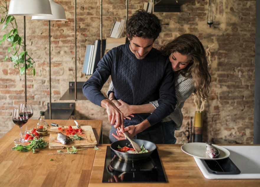 Description: Casal na cozinha: mais de 20% dos entrevistados respondeu que pretende comprar itens para cozinhar no Dia dos Namorados