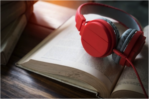 Description: Ouvir livros é uma boa opção para quem está sem tempo para leituras — Foto: Reprodução/Shutterstock
