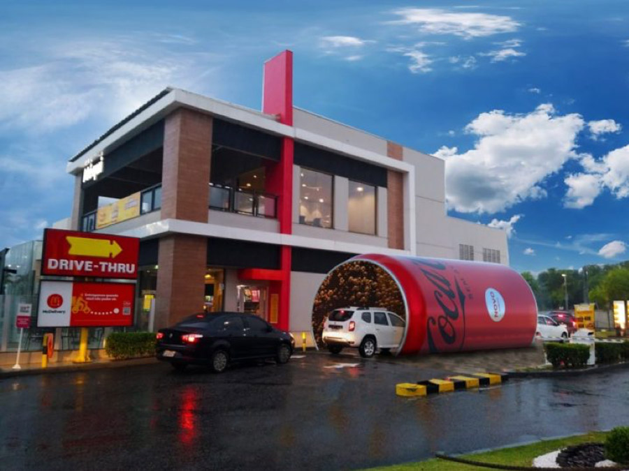 imagem-1-DRIVE-THRU-DO-MCDONALD’S-VIRA-LATA-DE-COCA-COLA-PARA-DIVULGAR-NOVO-SABOR